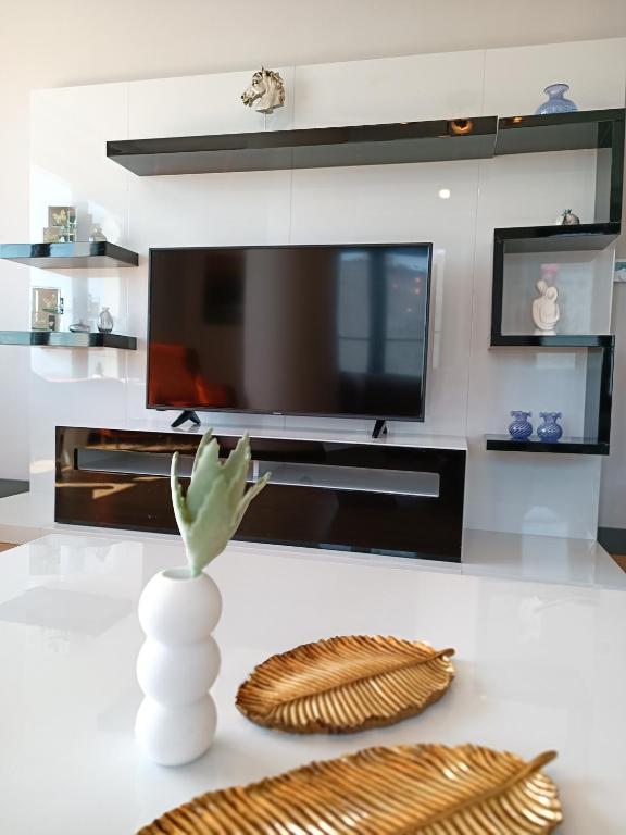 TV a/nebo společenská místnost v ubytování Luxury Fully Equipped 3BR 2BA Apartment by Siena Suites