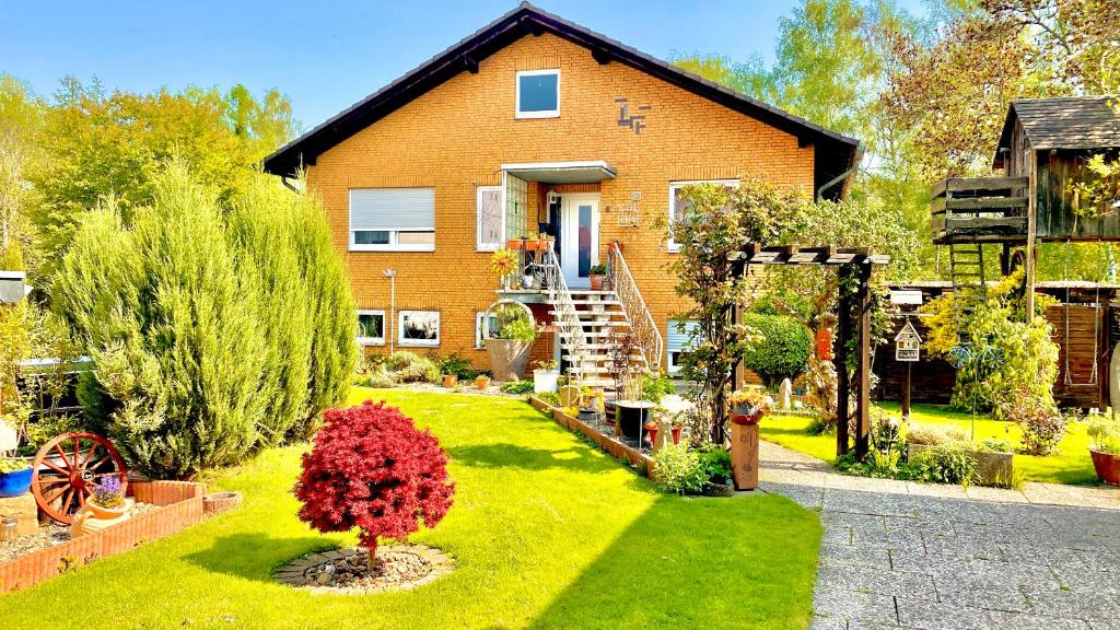 ein Haus mit Garten davor in der Unterkunft Kassel Souterrain in Stadtnähe mit 2 Bädern und EV Lademöglichkeit in Niestetal