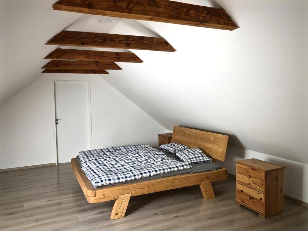 Łóżko lub łóżka w pokoju w obiekcie Mezonetový apartmán s terasou na samotě v lese