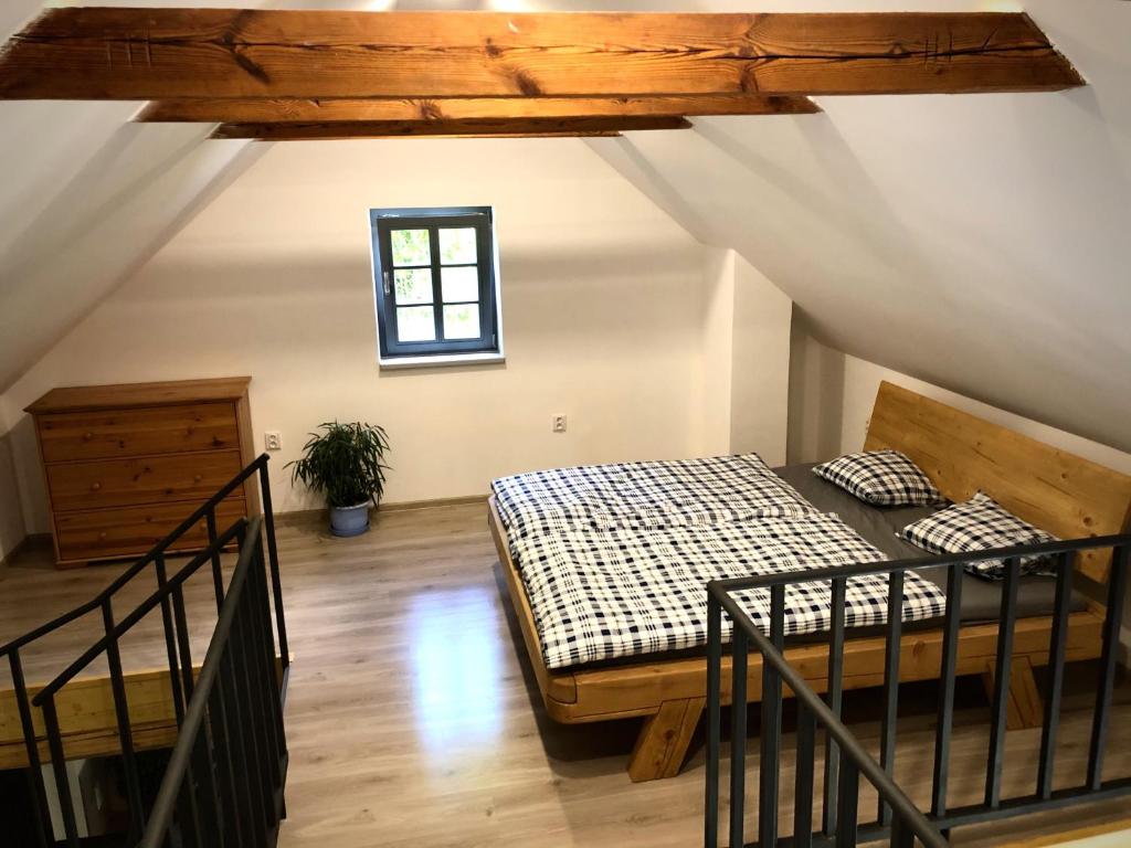 Łóżko lub łóżka w pokoju w obiekcie Mezonetový apartmán s terasou na samotě v lese