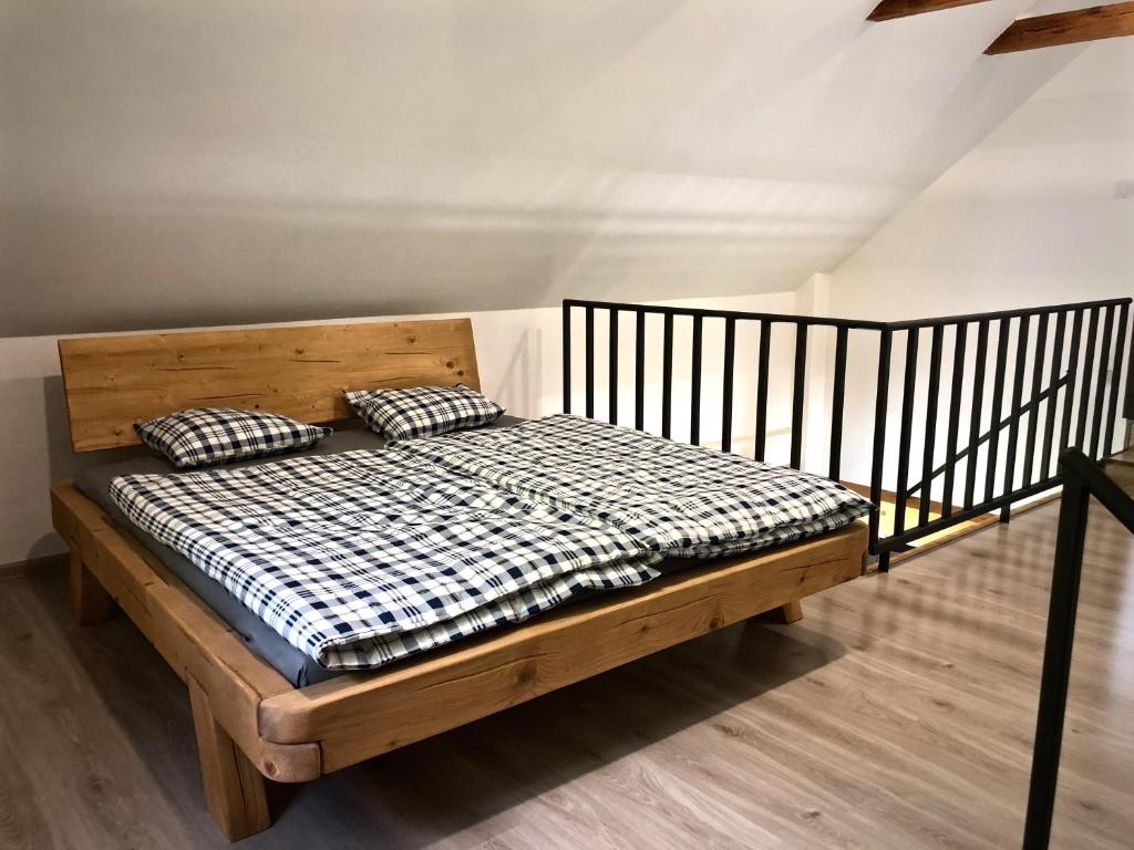 Łóżko lub łóżka w pokoju w obiekcie Mezonetový apartmán s terasou na samotě v lese