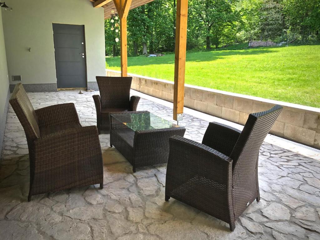 Patio lub wspólna przestrzeń na świeżym powietrzu w obiekcie Mezonetový apartmán s terasou na samotě v lese