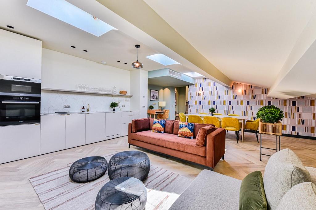 een woonkamer met een bank en een aantal stoelen bij Florella Croisette Apartment in Cannes