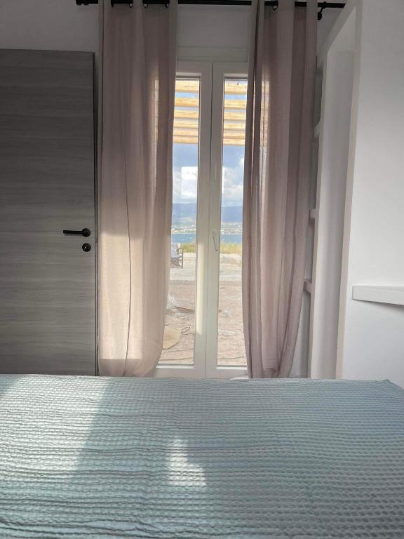 Postel nebo postele na pokoji v ubytování Voras Villa Panagia Beach