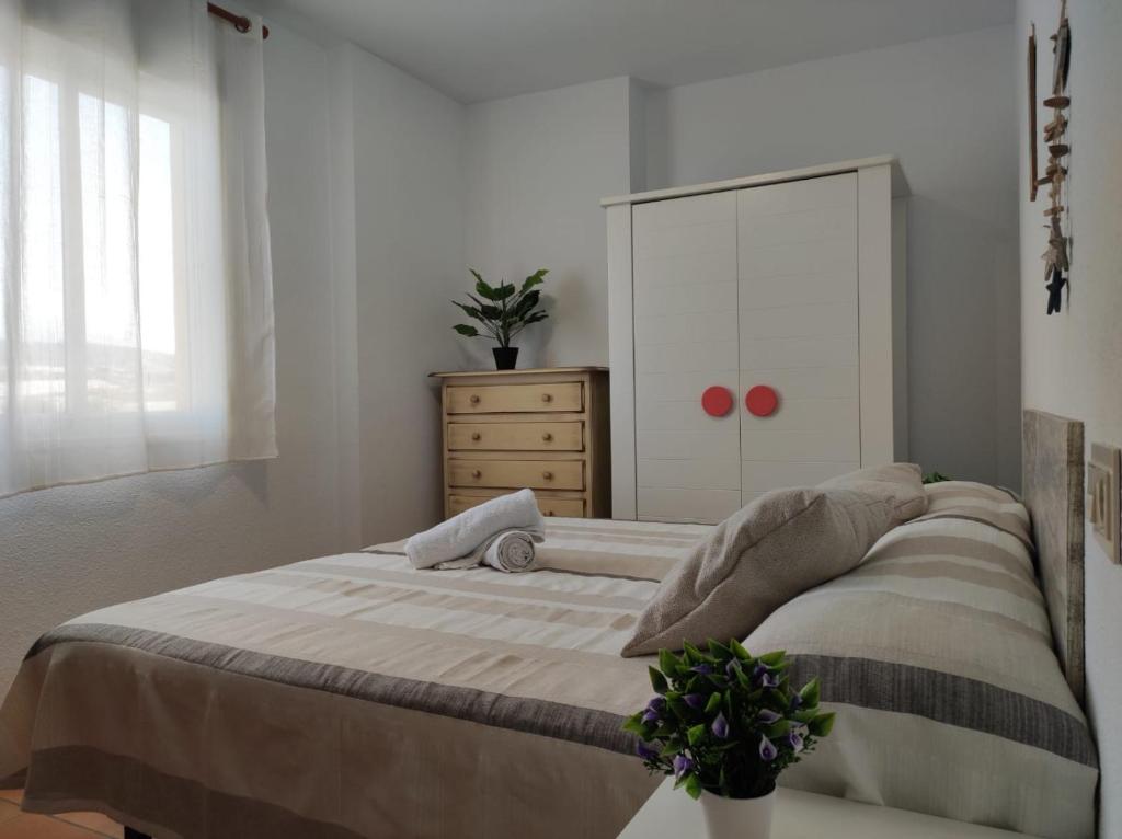 um quarto com uma cama com uma cómoda e um armário em Paraiso Sol Lovely 1 bedroom in Torrox Costa em Torrox Costa