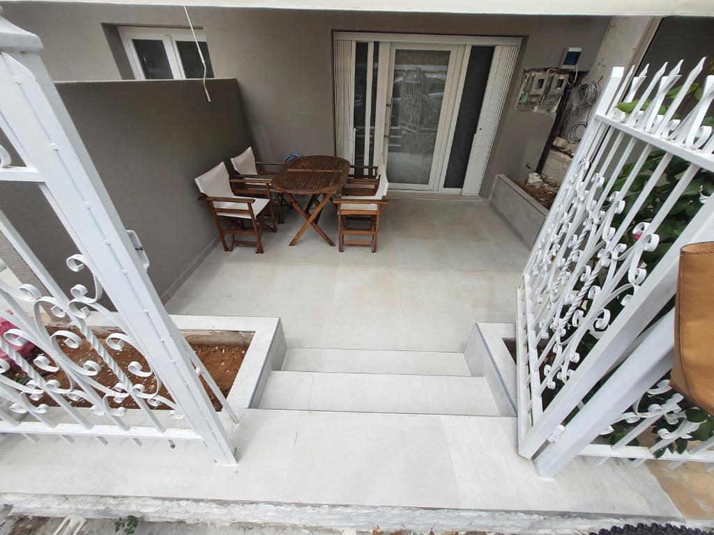 Balkon lub taras w obiekcie New apartment ,50m from the sea at Nea Irakleia.