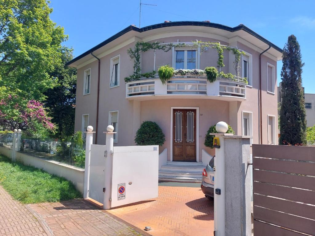 een huis met een hek ervoor bij B&B Romeo in Santarcangelo di Romagna