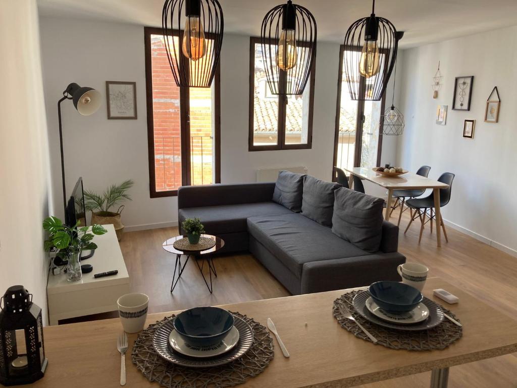 - un salon avec un canapé et une table dans l'établissement La Casita del Río - Riverside Home, à Cuenca