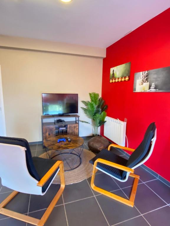 TV a/nebo společenská místnost v ubytování Cosy 2-Bedroom Apartment in the center of Hotton