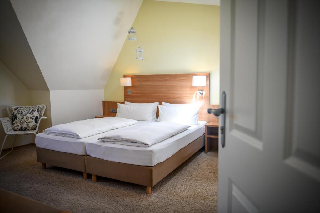 Postel nebo postele na pokoji v ubytování Hotel Mainblick Garni
