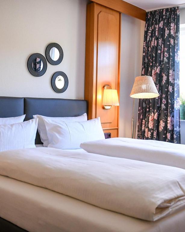 Postel nebo postele na pokoji v ubytování Hotel Mainblick Garni