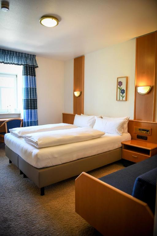 Postel nebo postele na pokoji v ubytování Hotel Mainblick Garni