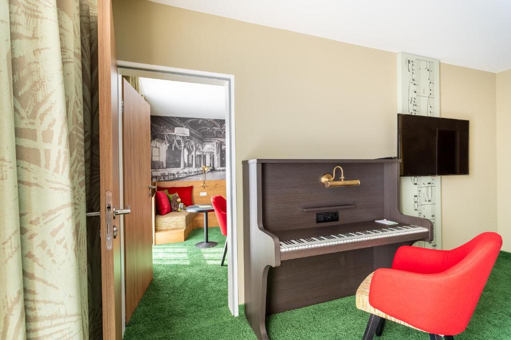 TV a/nebo společenská místnost v ubytování mightyTwice Hotel Dresden