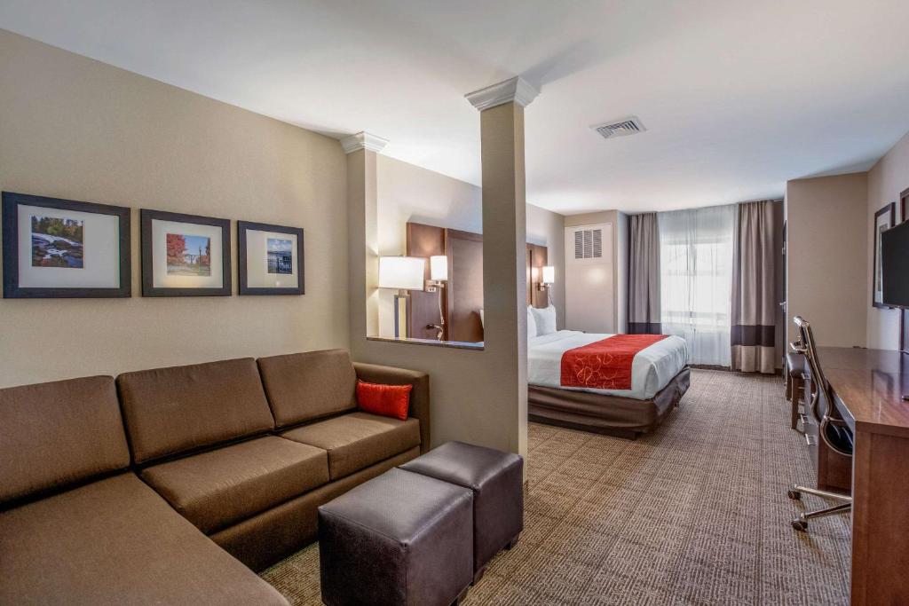 Postel nebo postele na pokoji v ubytování Comfort Suites Fishkill near Interstate 84