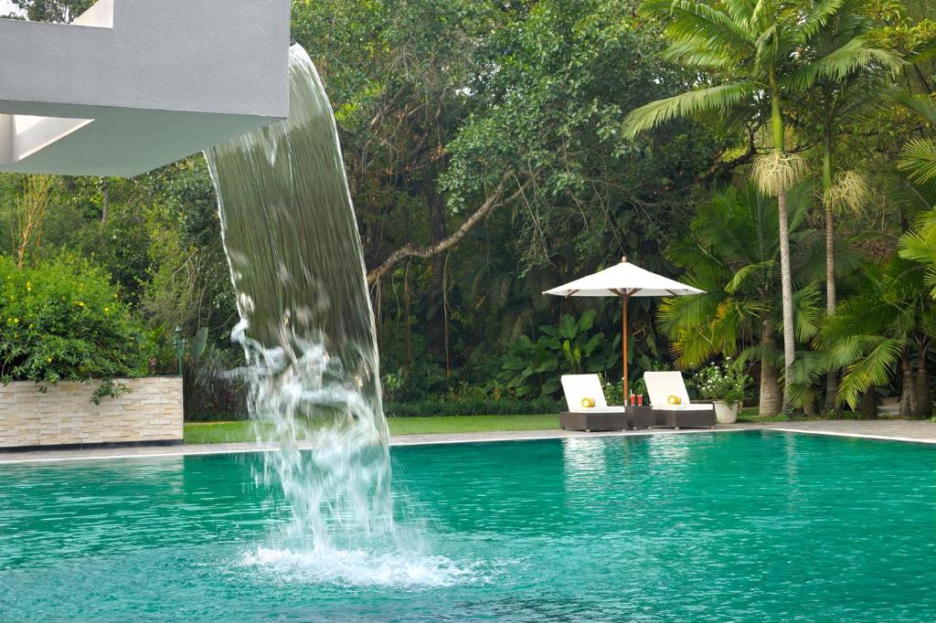 Bazén v ubytování Amanvana Spa Resort, Coorg nebo v jeho okolí