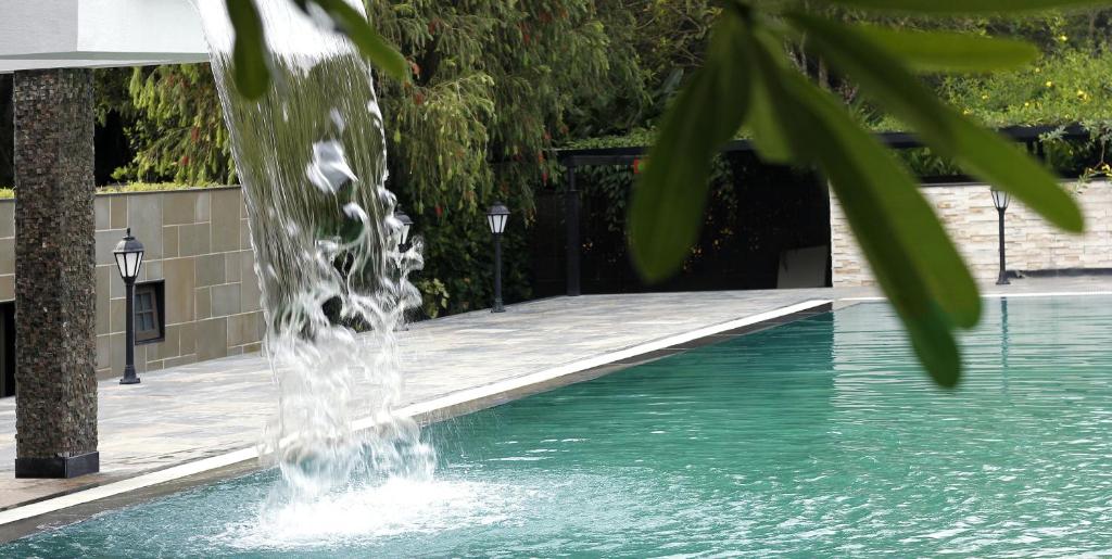 Bazén v ubytování Amanvana Spa Resort, Coorg nebo v jeho okolí