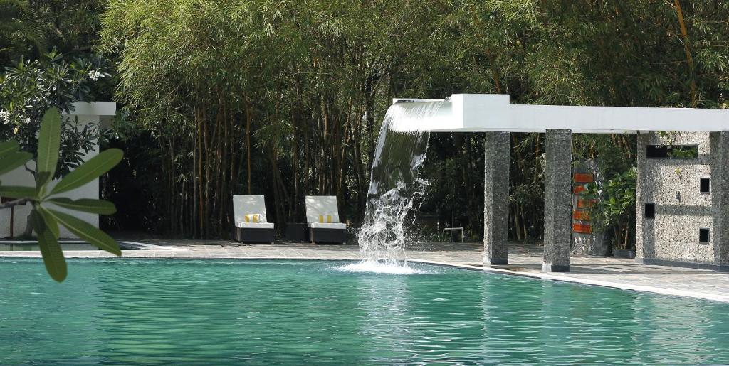 Bazén v ubytování Amanvana Spa Resort, Coorg nebo v jeho okolí