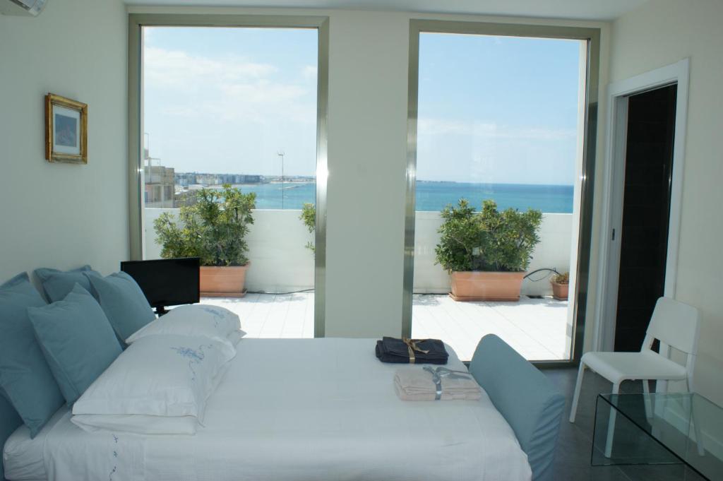 una camera con letto e vista sull'oceano di La mia terrazza sul mare - Mared'aMare a Bari