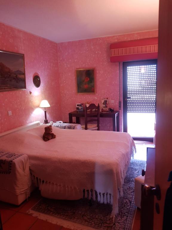 アルブフェイラにあるTamatramasのベッドルーム1室(大型ベッド1台、テディベア付)