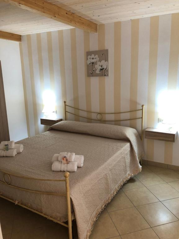 een slaapkamer met een bed met twee handdoeken erop bij Residenza FILIPPO in Tropea