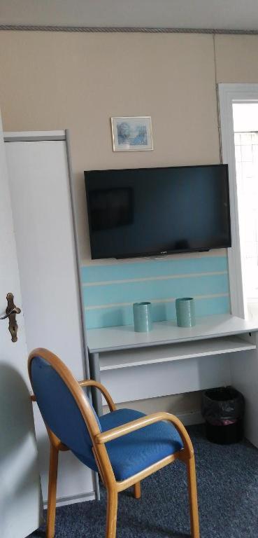 Televiisor ja/või meelelahutuskeskus majutusasutuses Det Gamle Hotel Rudkøbing