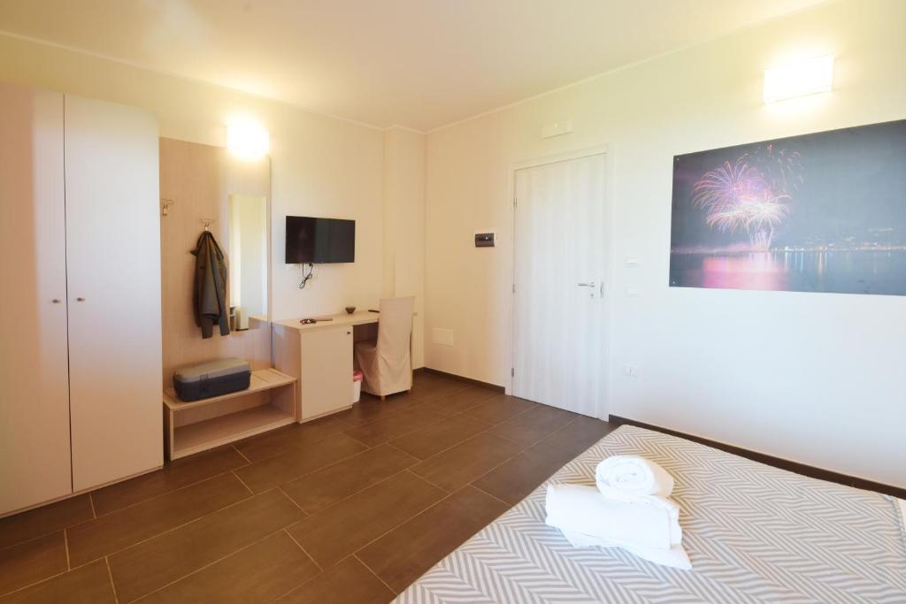 Televízia a/alebo spoločenská miestnosť v ubytovaní Hotel La Siesta