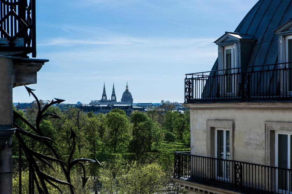 einen Blick auf die Stadt Paris von einem Gebäude in der Unterkunft Hôtel La Tamise - Esprit de France in Paris