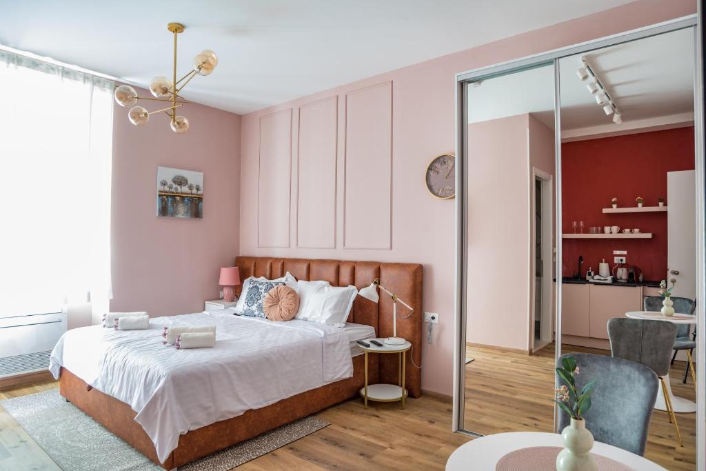 1 dormitorio con paredes rosas y 1 cama con puerta de cristal en Center De Lux Studios “ Zara “ en Split