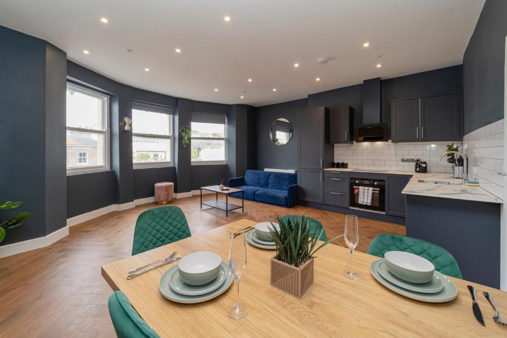 5St Central Two Bedroom Flat Roof Terrace Sea View Slp 6