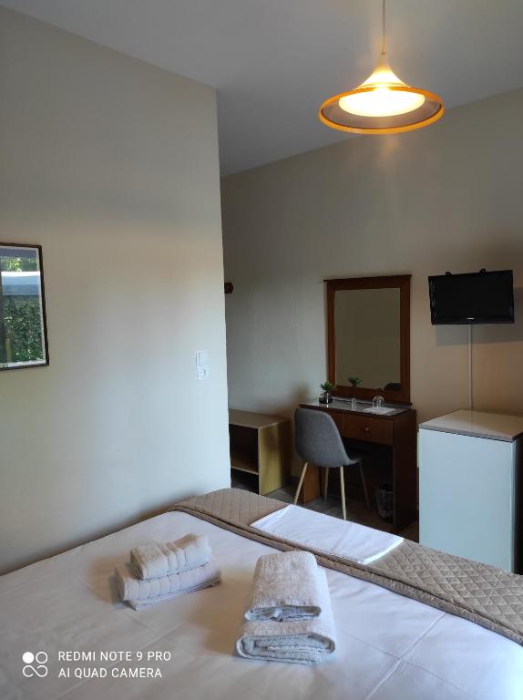 Postel nebo postele na pokoji v ubytování Ενοικιαζόμενα Δωμάτια Ενιπεύς- Rooms Enipeas