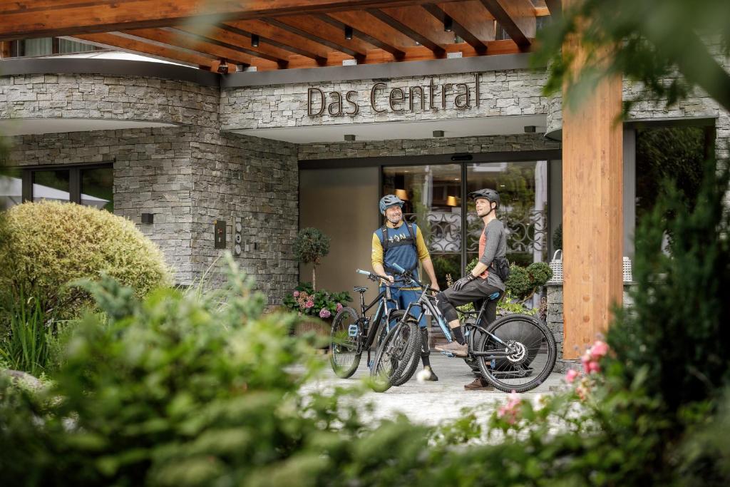 Jízda na kole v ubytování Das Central – Alpine . Luxury . Life nebo okolí