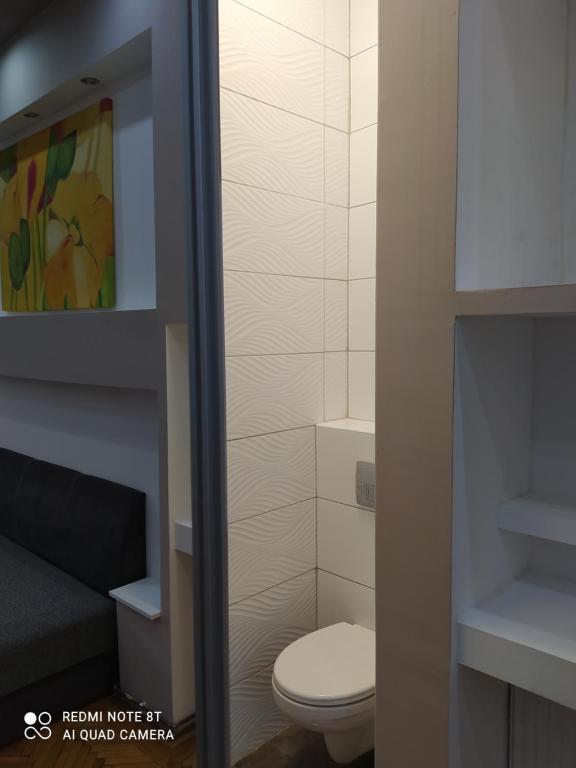 małą łazienkę z toaletą w pokoju w obiekcie Széchenyi Apartman (IV Deluxe) Miskolc belvárosában w Miszkolcu