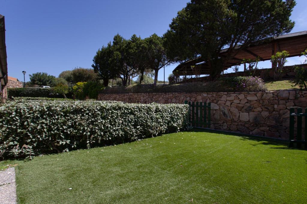 Vonkajšia záhrada v ubytovaní Porto Coda Cavallo Beach House a 300 mt dal mare, con terrazza panoramica