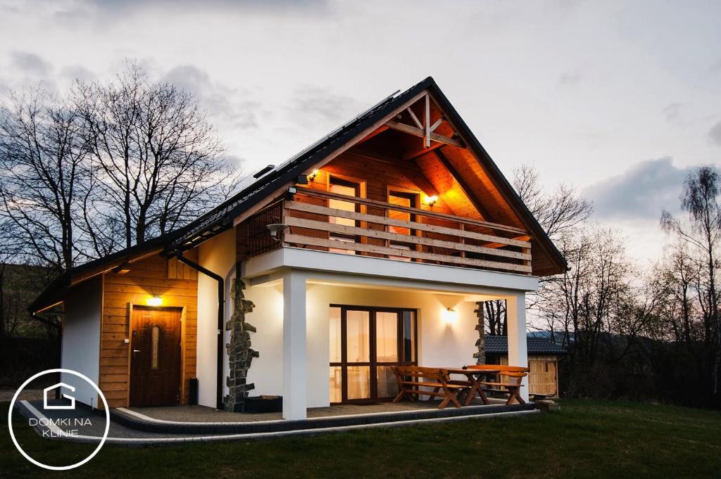 Casa pequeña con terraza y mesa en Domki Na Klinie, en Średnia Wieś