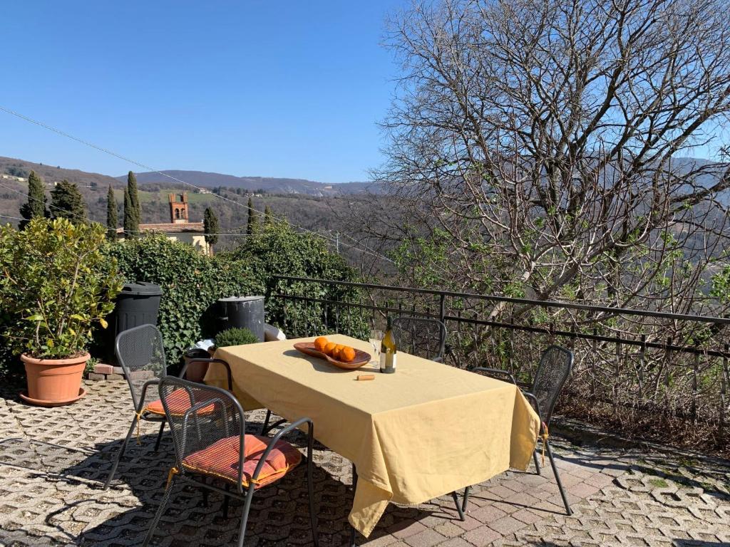 stół i krzesła na balkonie z widokiem w obiekcie Holiday Home Casa Stella - Casa Susanne by Interhome w mieście Spiazzi Di Caprino