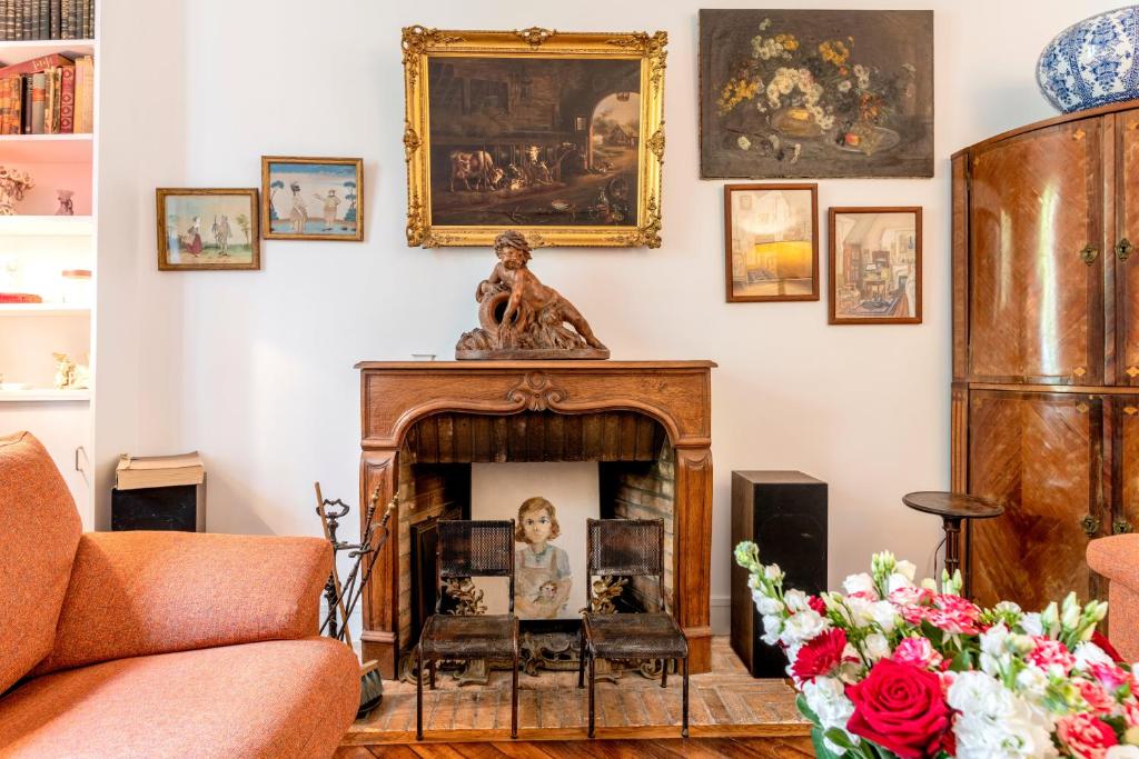 - un salon avec une cheminée et une statue dans l'établissement Eiffel Tower Lourmel Residence, à Paris