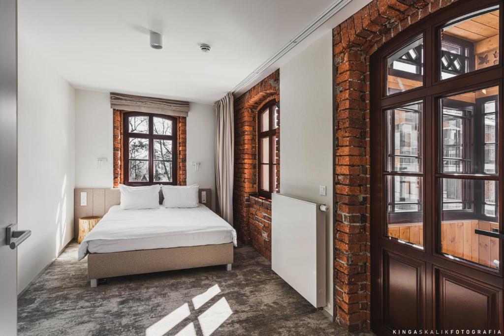 Postel nebo postele na pokoji v ubytování Tremonti Hotel Karpacz