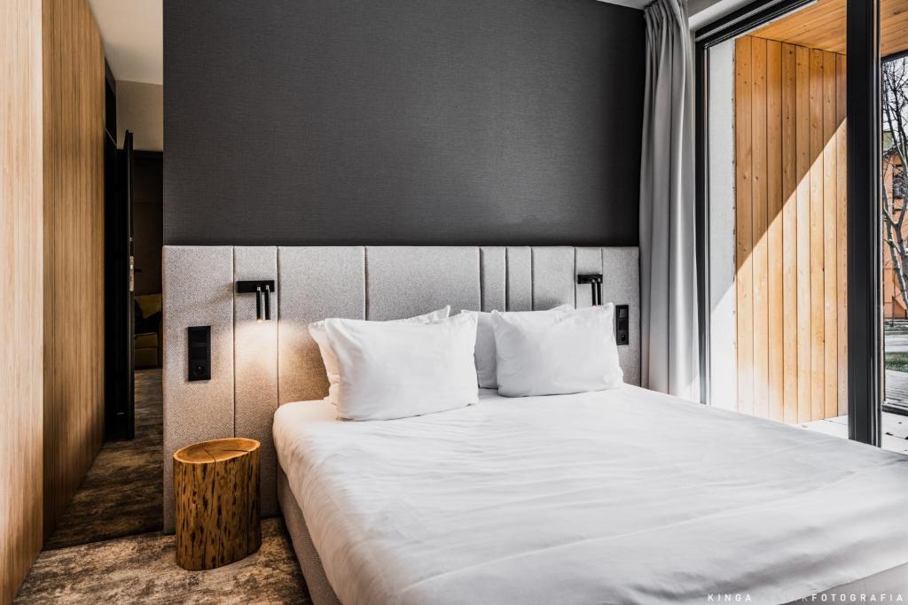 Postel nebo postele na pokoji v ubytování Tremonti Hotel Karpacz