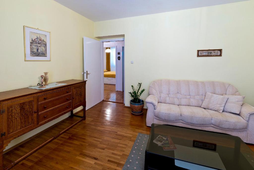 Posedenie v ubytovaní Comfortable Neda 58m2 next to beach&Old Town, beautiful location