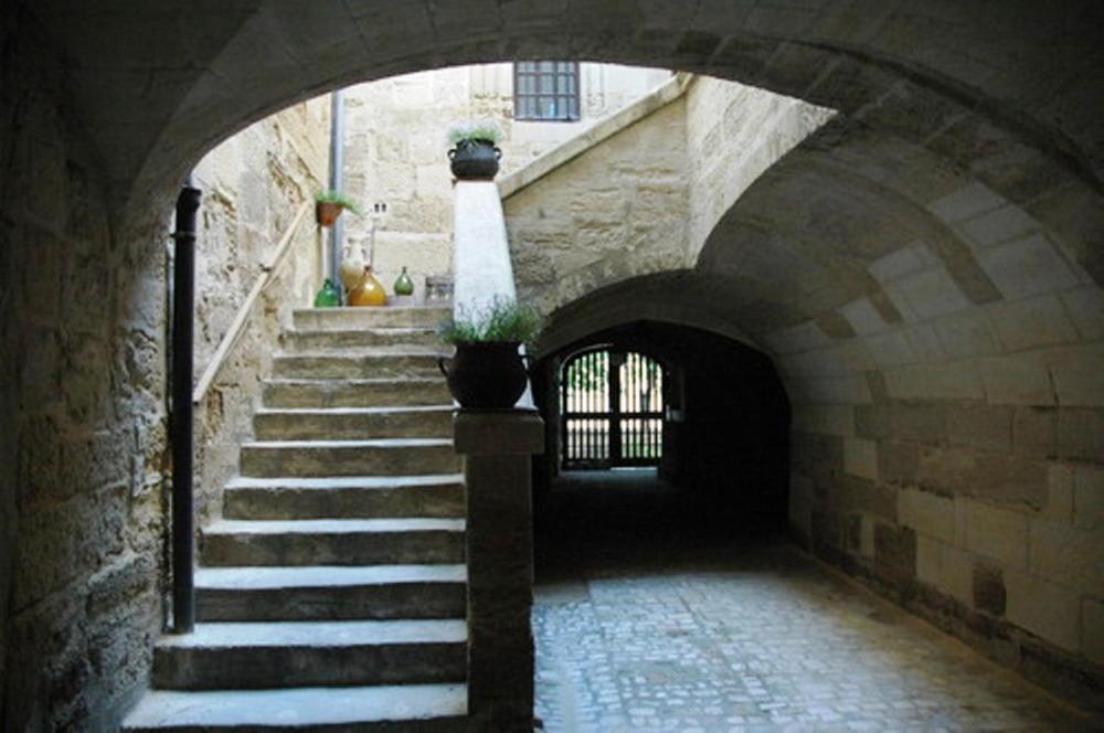 un tunnel en pierre avec des escaliers dans un bâtiment dans l'établissement Le Studio 2, à Uzès