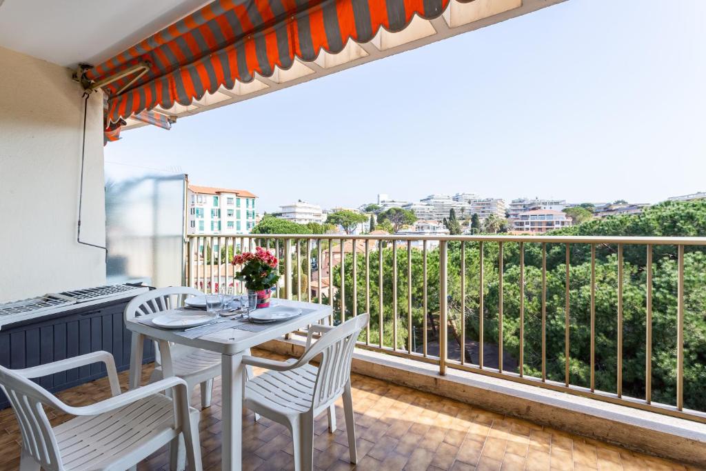 un balcon avec une table et des chaises et une vue dans l'établissement L'Also, à Antibes