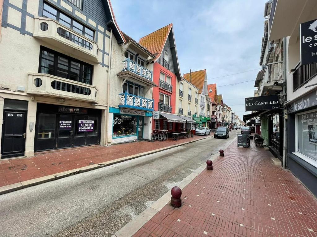 a city street with buildings and a brick sidewalk at Le typique touquetois, 55m² hypercentre in Le Touquet-Paris-Plage