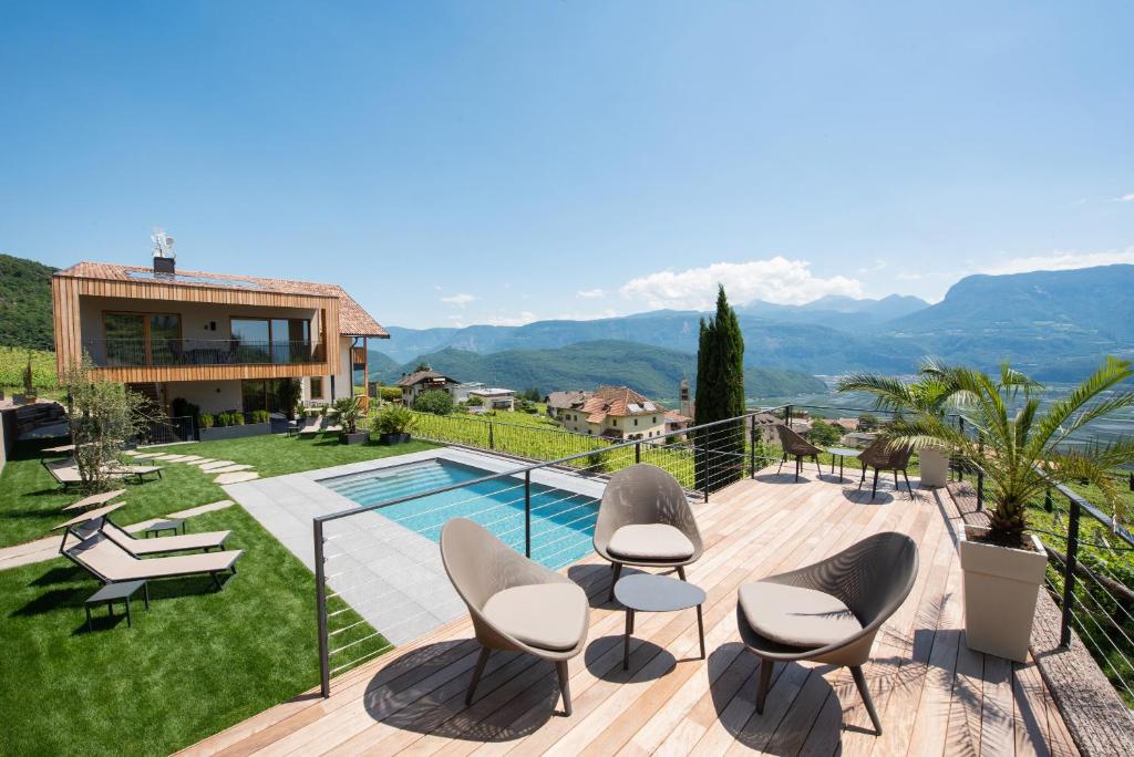 een villa met uitzicht op de bergen bij Aromis in Termeno