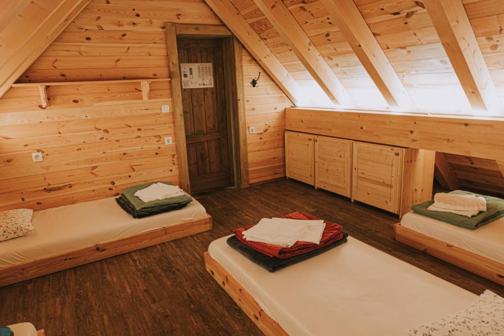 Letto o letti in una camera di Hostel Lukna