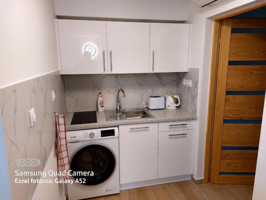 Kuchnia lub aneks kuchenny w obiekcie Fesztivál Balaton parti Apartman