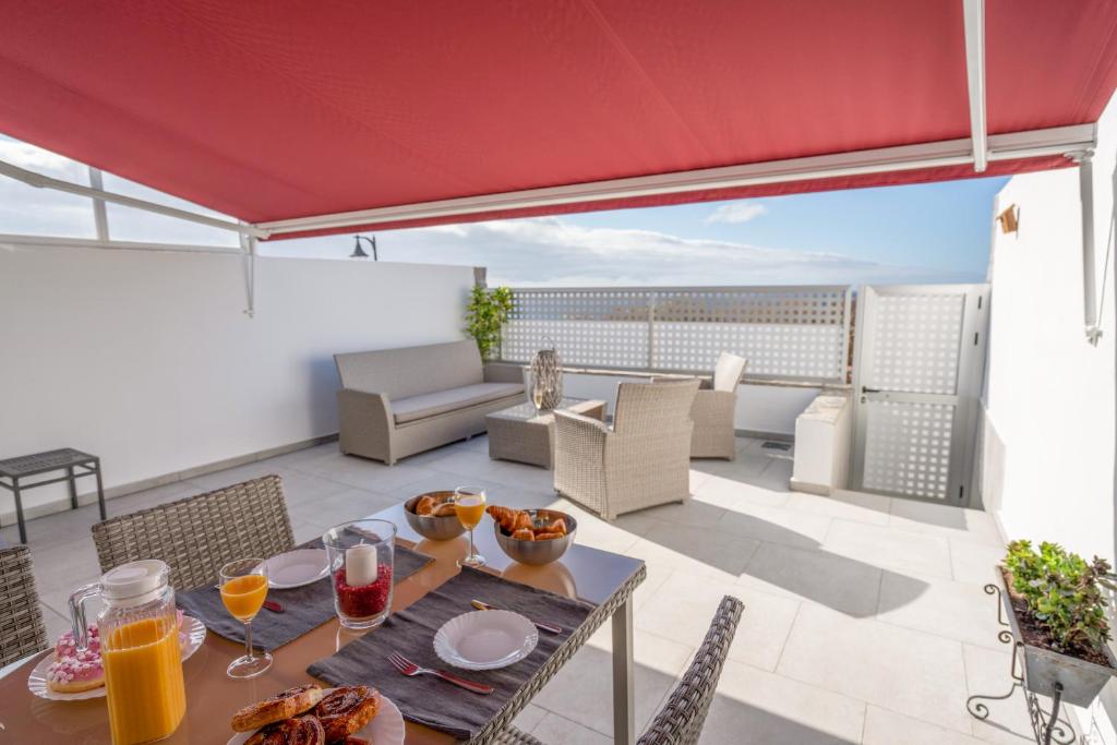 Posezení v ubytování Luxurious apartment with large terrace and sea views