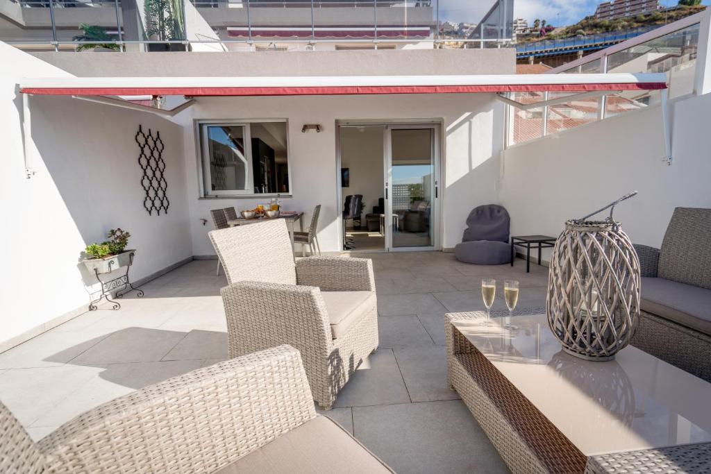 Posezení v ubytování Luxurious apartment with large terrace and sea views