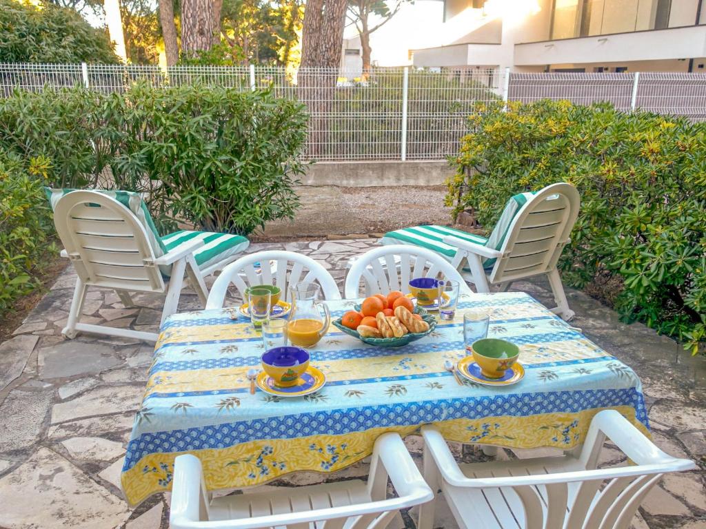 une table avec un bol de fruits dessus dans l'établissement Studio De la Plage-4 by Interhome, à Cavalaire-sur-Mer