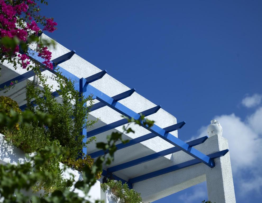 a blue and white yield sign with a bird on it at Ninetta's Studios in Poros