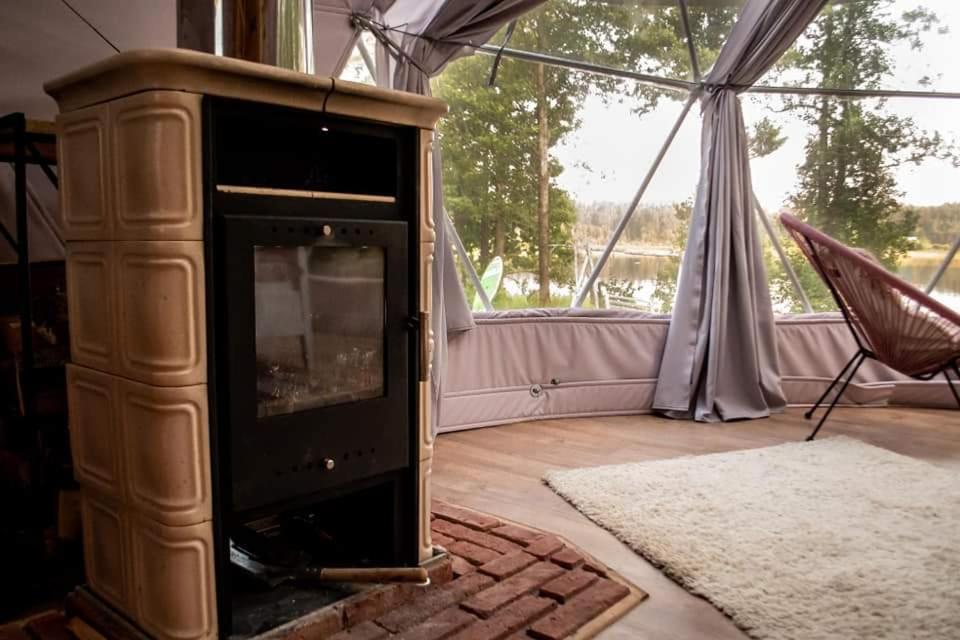 Patio alebo iná vonkajšia časť ubytovania Niezwykła Cisza Glamping & Sauna